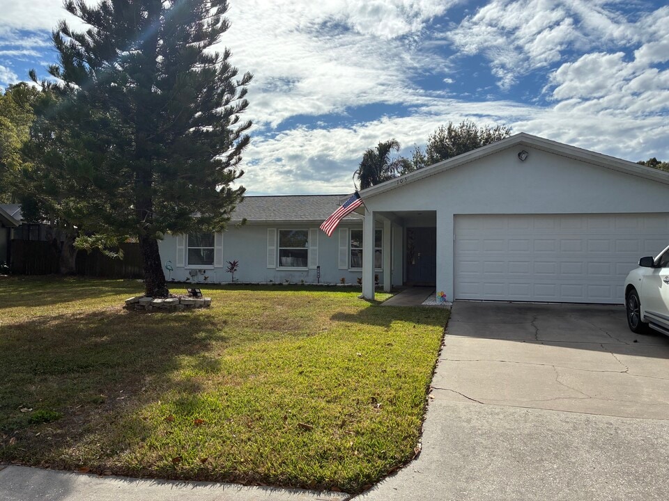 105 N Bay Hills Blvd in Safety Harbor, FL - Foto de edificio