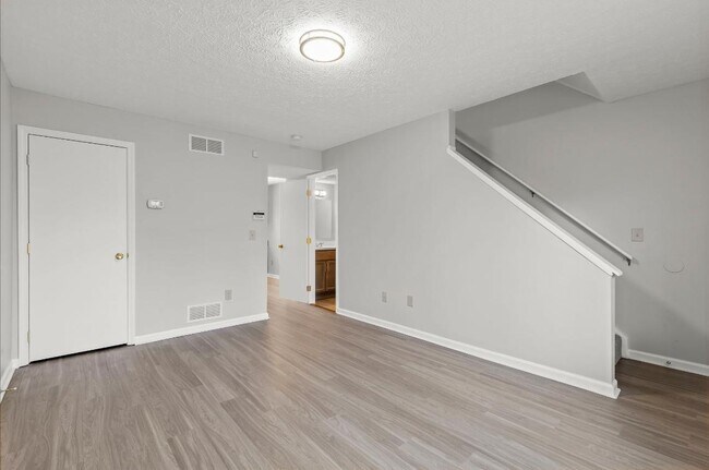 2443 Brady Commons Dr in Columbus, OH - Foto de edificio - Building Photo