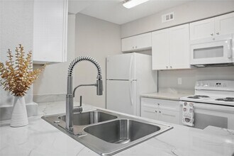 250 El Dorado Blvd, Unit 205 in Webster, TX - Foto de edificio - Building Photo