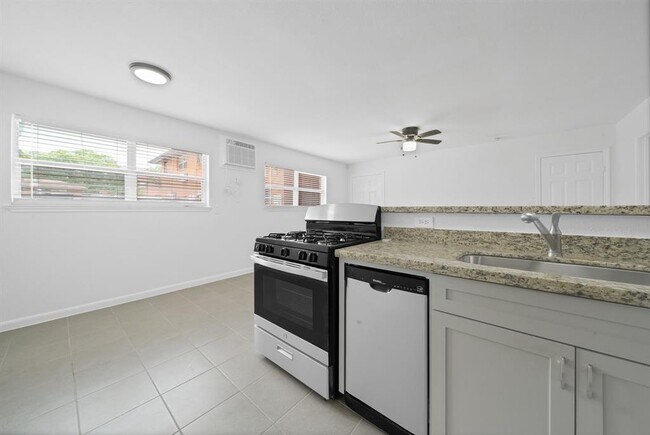 5102 Academy St-Unit -1 in Houston, TX - Building Photo - Building Photo