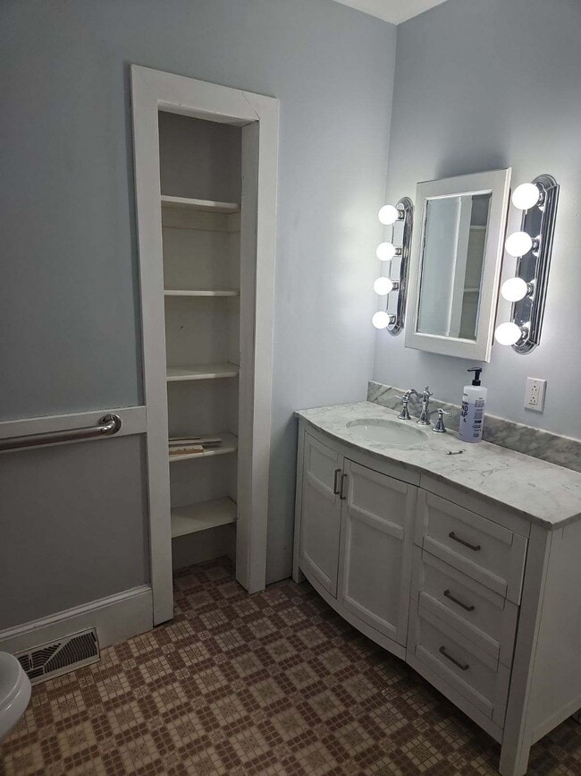 16 Locke St, Unit Cute Cottagey Studio in Saco, ME - Building Photo - Building Photo