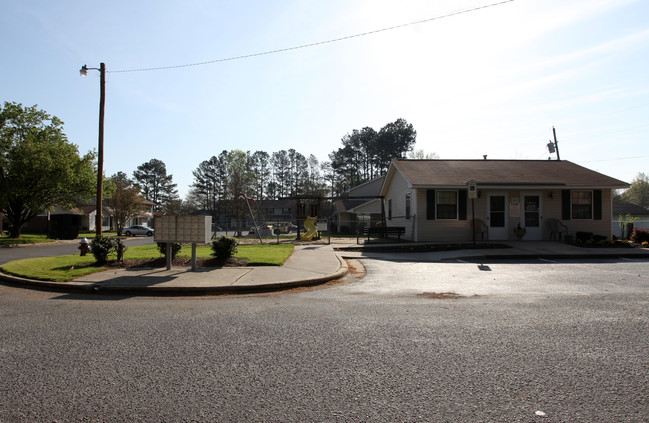 Meadow View Apartments in Selma, NC - Building Photo - Building Photo