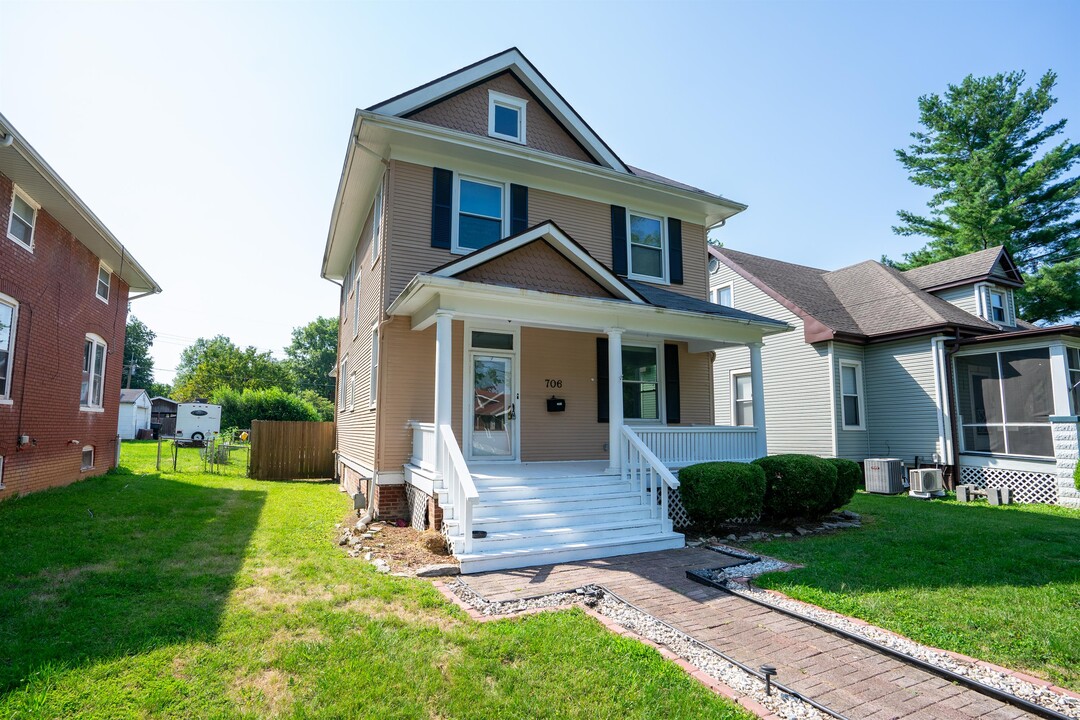 706 Sycamore St in Belleville, IL - Building Photo