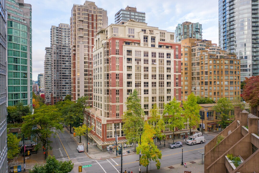 Eight One Nine in Vancouver, BC - Building Photo