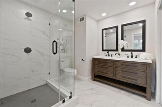 4816 W Mockingbird Ln in Dallas, TX - Building Photo - Building Photo