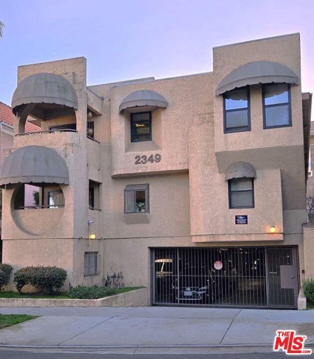 2349 S Bentley Ave in Los Angeles, CA - Building Photo - Building Photo