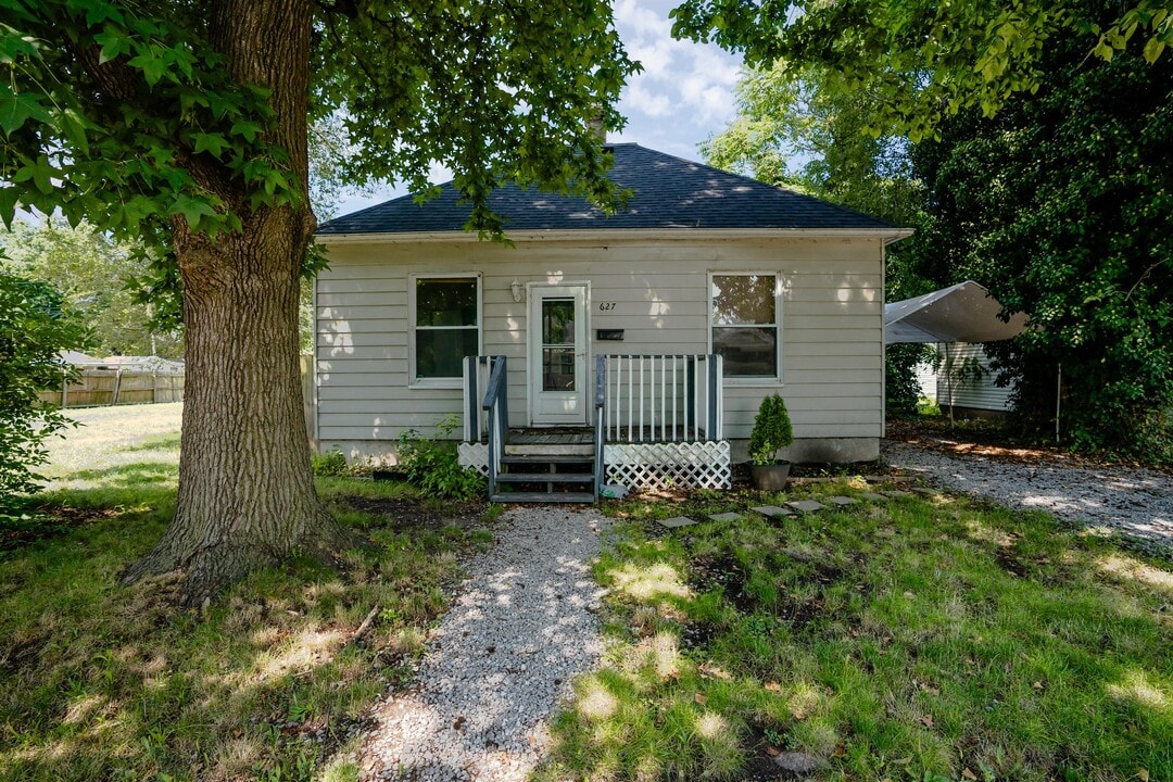 627 Monroe St in East Alton, IL - Foto de edificio