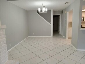 910 E Meadowmere Ln in Austin, TX - Building Photo - Building Photo