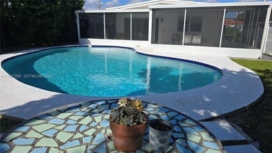 6550 SW 26th St in Miami, FL - Building Photo - Building Photo