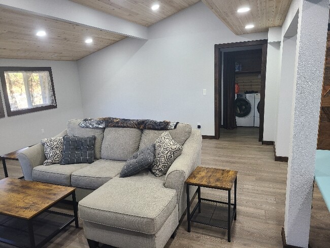 1856 Canyonville-Riddle Rd in Riddle, OR - Building Photo - Building Photo