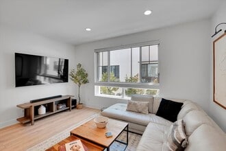 2927 Exposition Pl in Los Angeles, CA - Building Photo - Building Photo