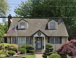 519 Fowler Ave in Franklin Square, NY - Building Photo