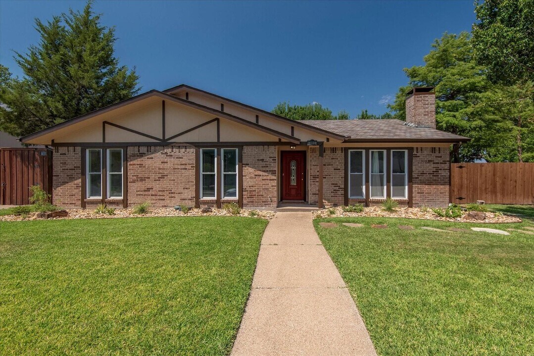 335 S Heartz Rd in Coppell, TX - Building Photo