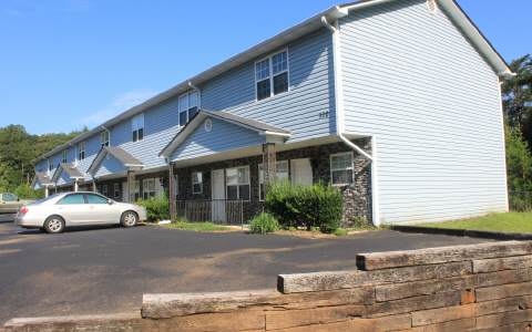 Hilltop in Ellijay, GA - Foto de edificio