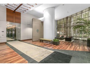 3601 S River Pky in Portland, OR - Building Photo - Building Photo