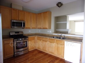 652 S Rosehall Ln in Round Lake, IL - Building Photo - Building Photo