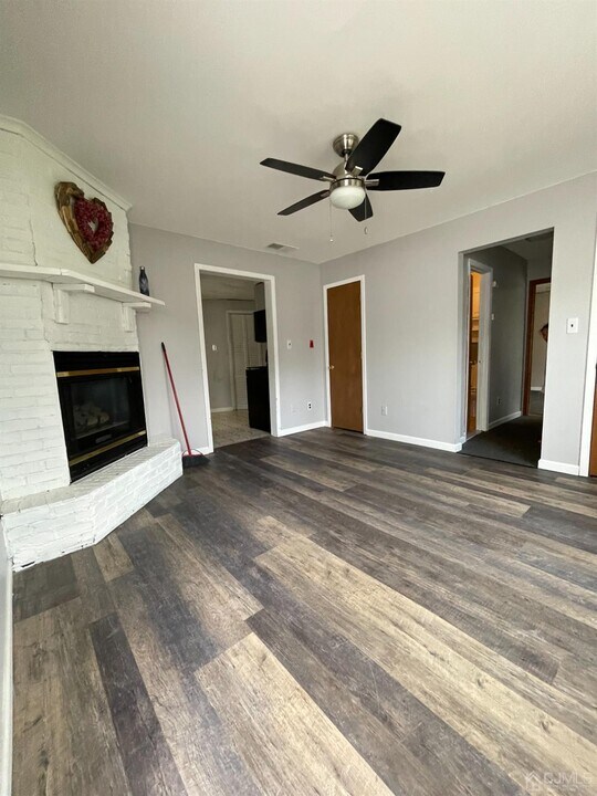 70 6th Ave in Woodbridge Township, NJ - Building Photo