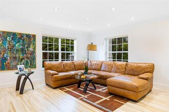 11401 SW 72nd Plz in Pinecrest, FL - Building Photo - Building Photo