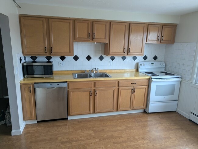 29 Woodbine St, Unit 12 in Pawtucket, RI - Foto de edificio - Building Photo