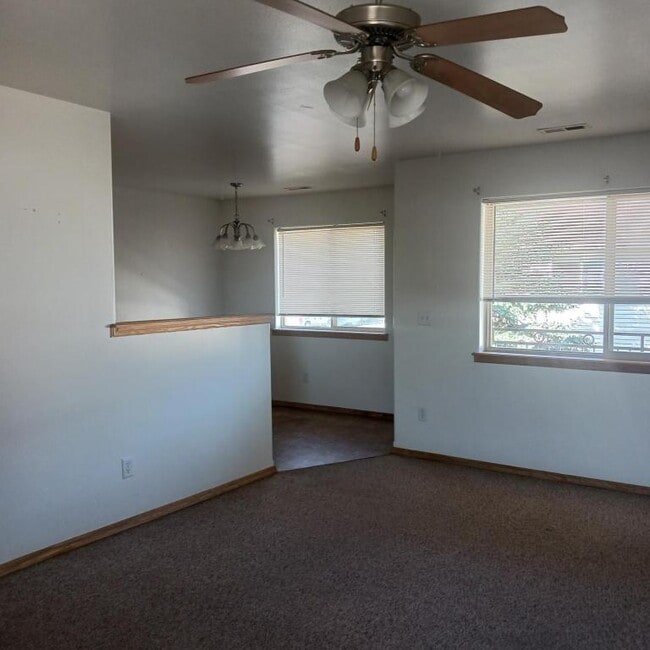 805 E Riggs St in East Helena, MT - Foto de edificio - Building Photo