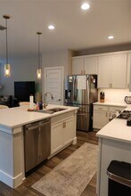 1511 E Sandalwood Ln in San Antonio, TX - Foto de edificio - Building Photo