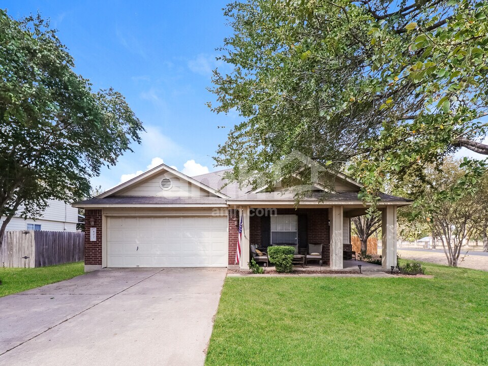 602 Jessica Pl in Bastrop, TX - Foto de edificio