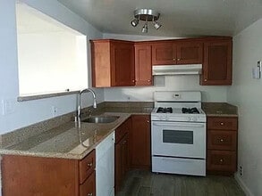 136 E 21ST ST, Unit B103 in Costa Mesa, CA - Building Photo - Building Photo