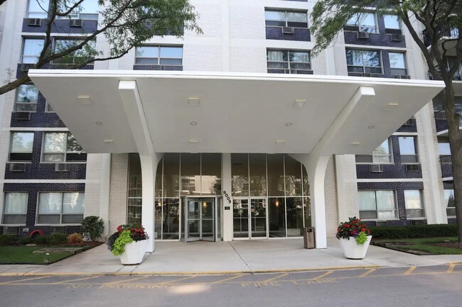 9009 Golf Rd in Des Plaines, IL - Building Photo - Building Photo