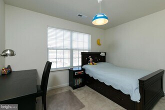 22688 Flowing Spring Square in Ashburn, VA - Building Photo - Building Photo