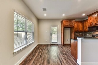 1605 W 13th Ave in Corsicana, TX - Building Photo - Building Photo