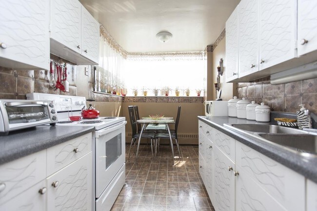 Shaughnessy Place in Toronto, ON - Building Photo - Interior Photo