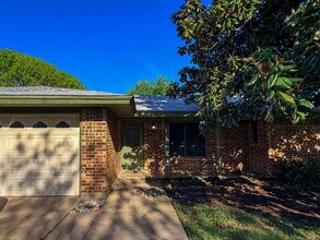 3708 Holland Dr in North Richland Hills, TX - Foto de edificio - Building Photo