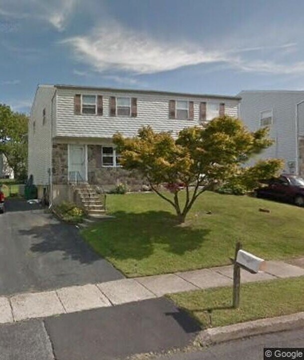 727 Holly Dr in Stowe, PA - Building Photo