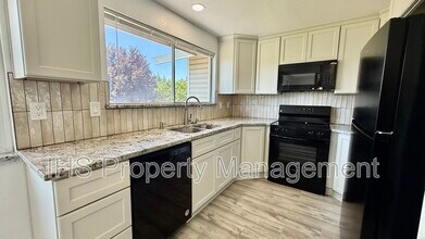 1603 Eagle St in West Richland, WA - Building Photo - Building Photo