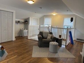 4 S Park St, Unit #5 in Lebanon, NH - Foto de edificio - Building Photo
