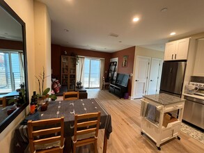 1016 17th Pl NE, Unit 102 in Washington, DC - Building Photo - Building Photo