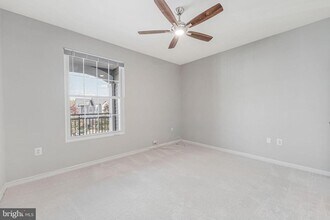 20451 Chesapeake Square in Cascades, VA - Building Photo - Building Photo