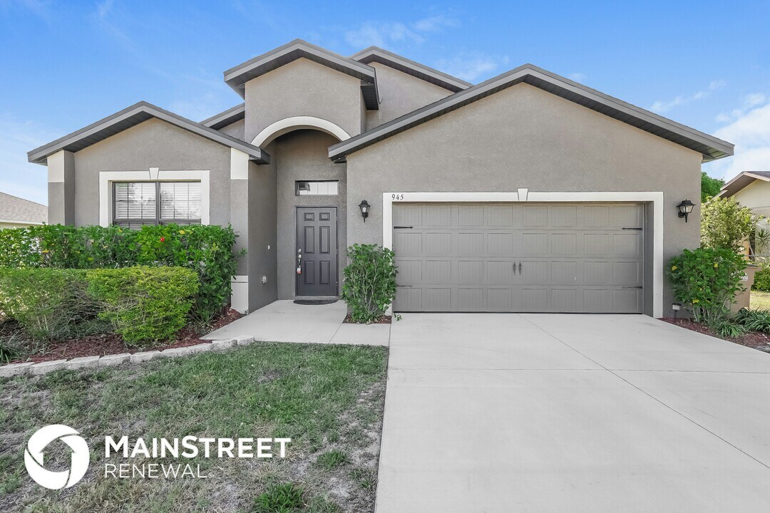 945 SW 6th Pl in Cape Coral, FL - Building Photo