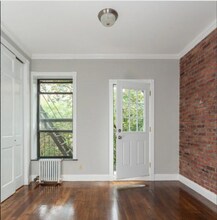 East 8th Street in New York, NY - Foto de edificio - Building Photo
