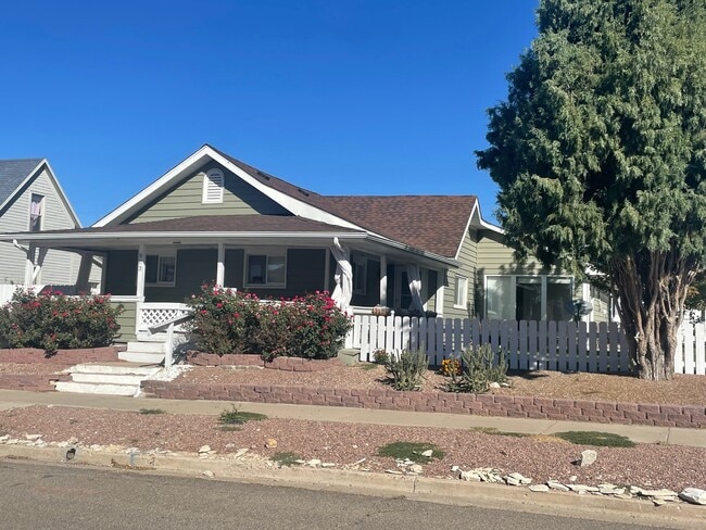 property at 903 W 15th St