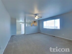 7711 Mariner Cove Dr in Reno, NV - Foto de edificio - Building Photo