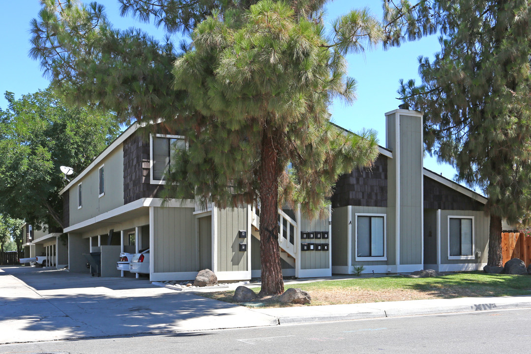 230 E Bush St in Lemoore, CA - Building Photo