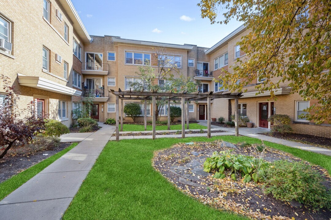 1953 Euclid Ave in Berwyn, IL - Building Photo