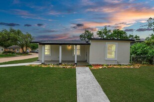 501 Schilling Ave in Baytown, TX - Building Photo