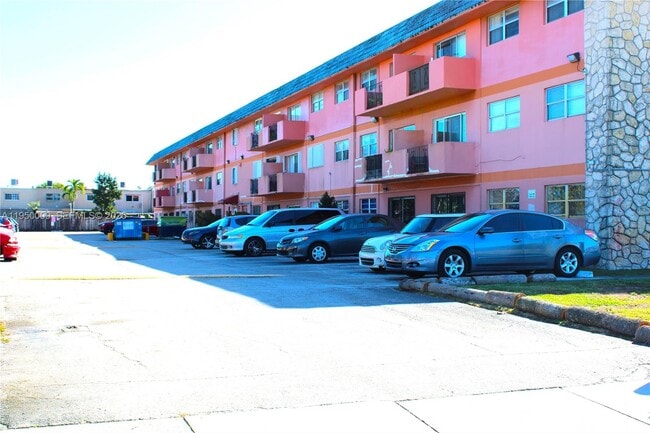 17101 NW 57th Ave in Miami Gardens, FL - Foto de edificio - Building Photo