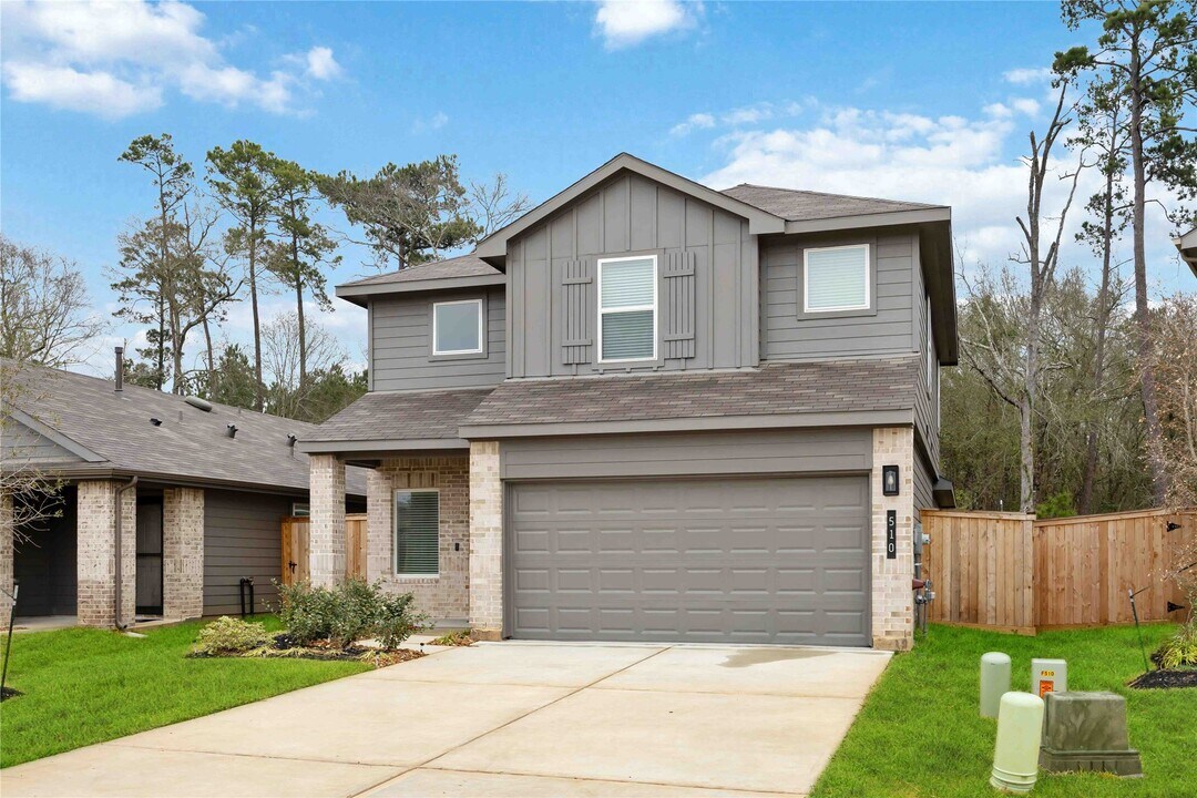 510 Belle Spgs Ln in Conroe, TX - Building Photo