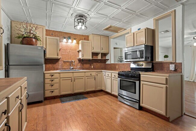 18218 Scenic Loop Rd in Helotes, TX - Building Photo - Building Photo