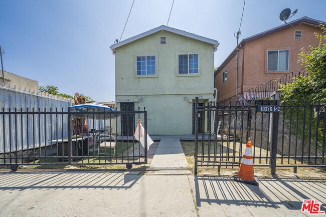 10376 Wilmington Ave in Los Angeles, CA - Building Photo - Building Photo