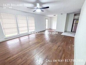 1429 Bellaire Dr in Grapevine, TX - Foto de edificio - Building Photo