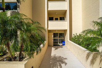 Beach House at Naples Cay in Naples, FL - Foto de edificio - Building Photo